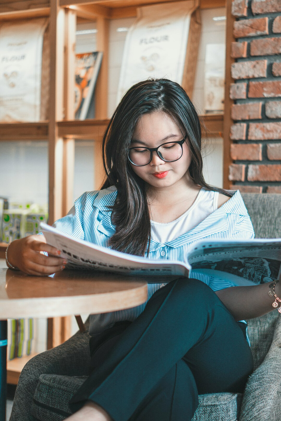 client reading reviews